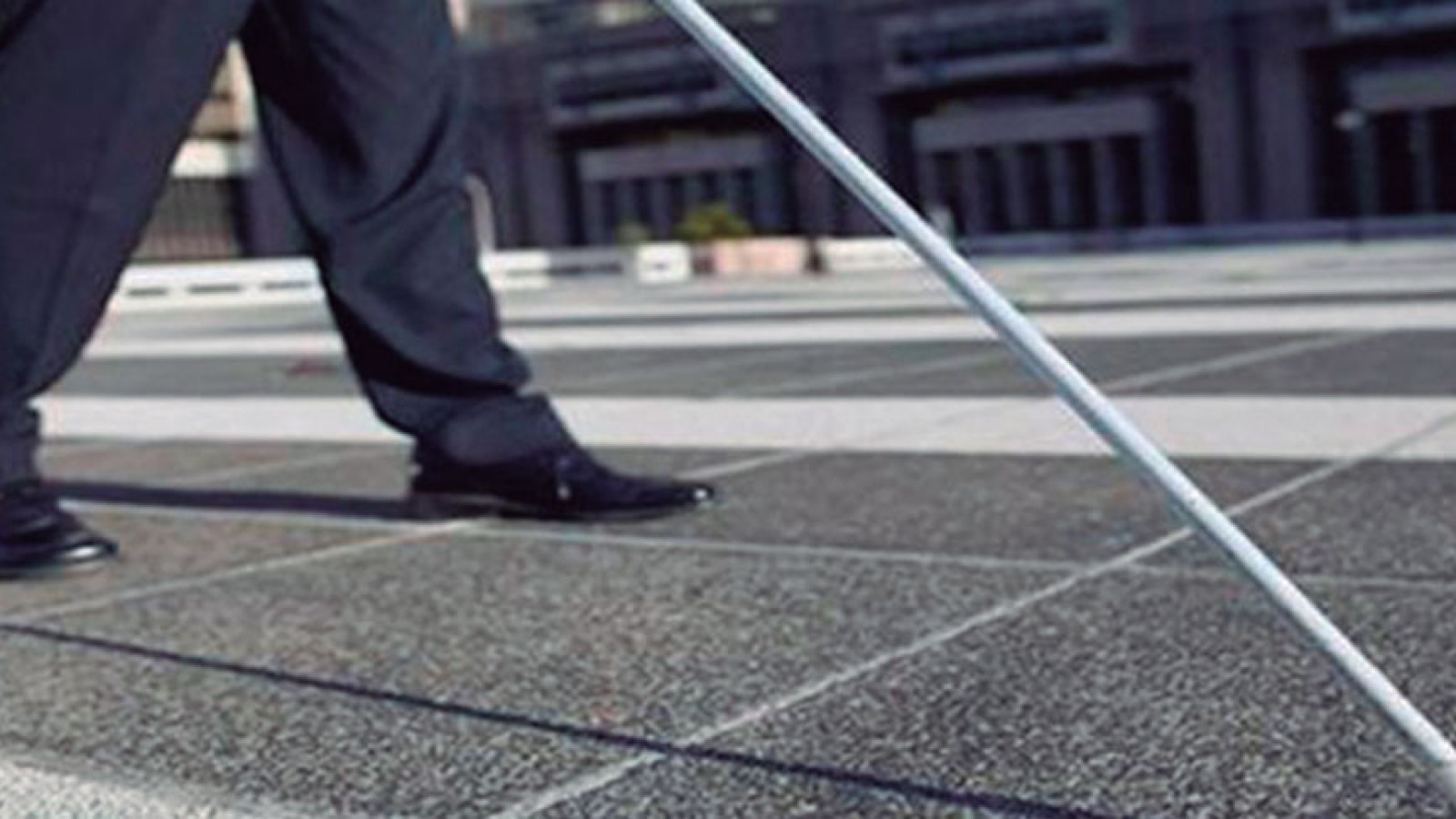 Desarrollan dispositivo que se conecta al celular para no videntes