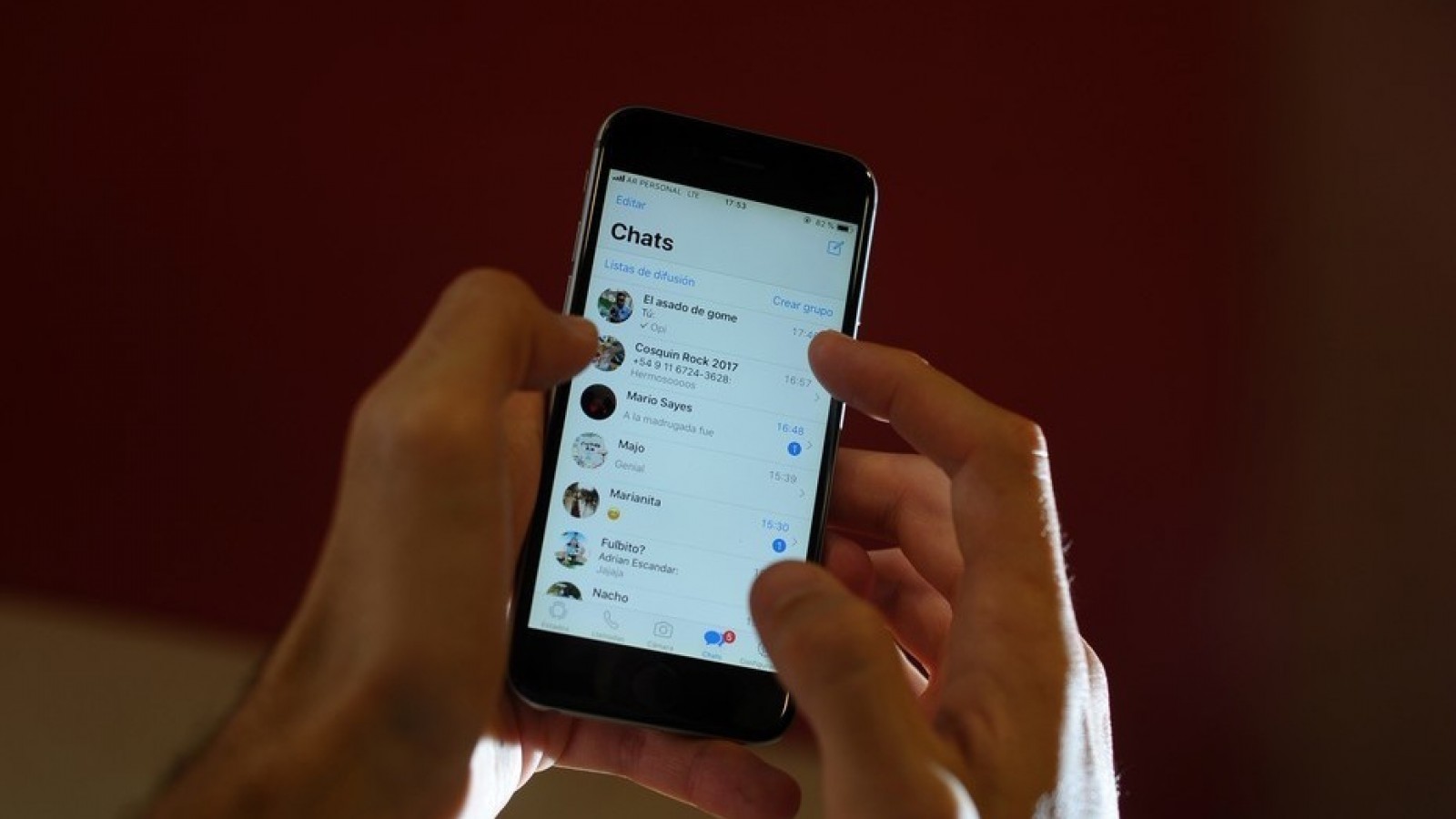 Llegó un sistema para enviar dinero al chatear por Facebook y WhatsApp