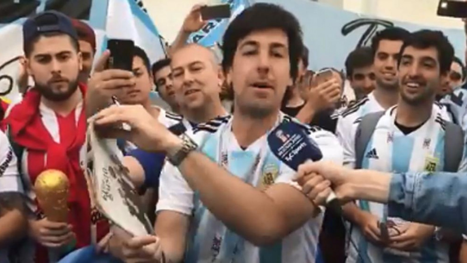 Video: El mago “Willy” llegó a Rusia y convirtió el vodka en fernet