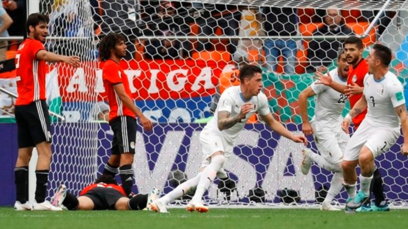 Uruguay derrotó a Egipto sobre la hora en su debut mundialista