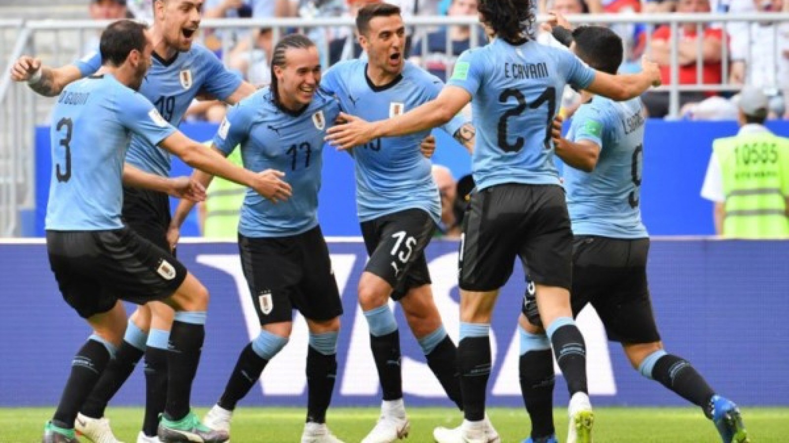Uruguay goleó a Rusia 3-0 y se quedó con el primer puesto del Grupo A