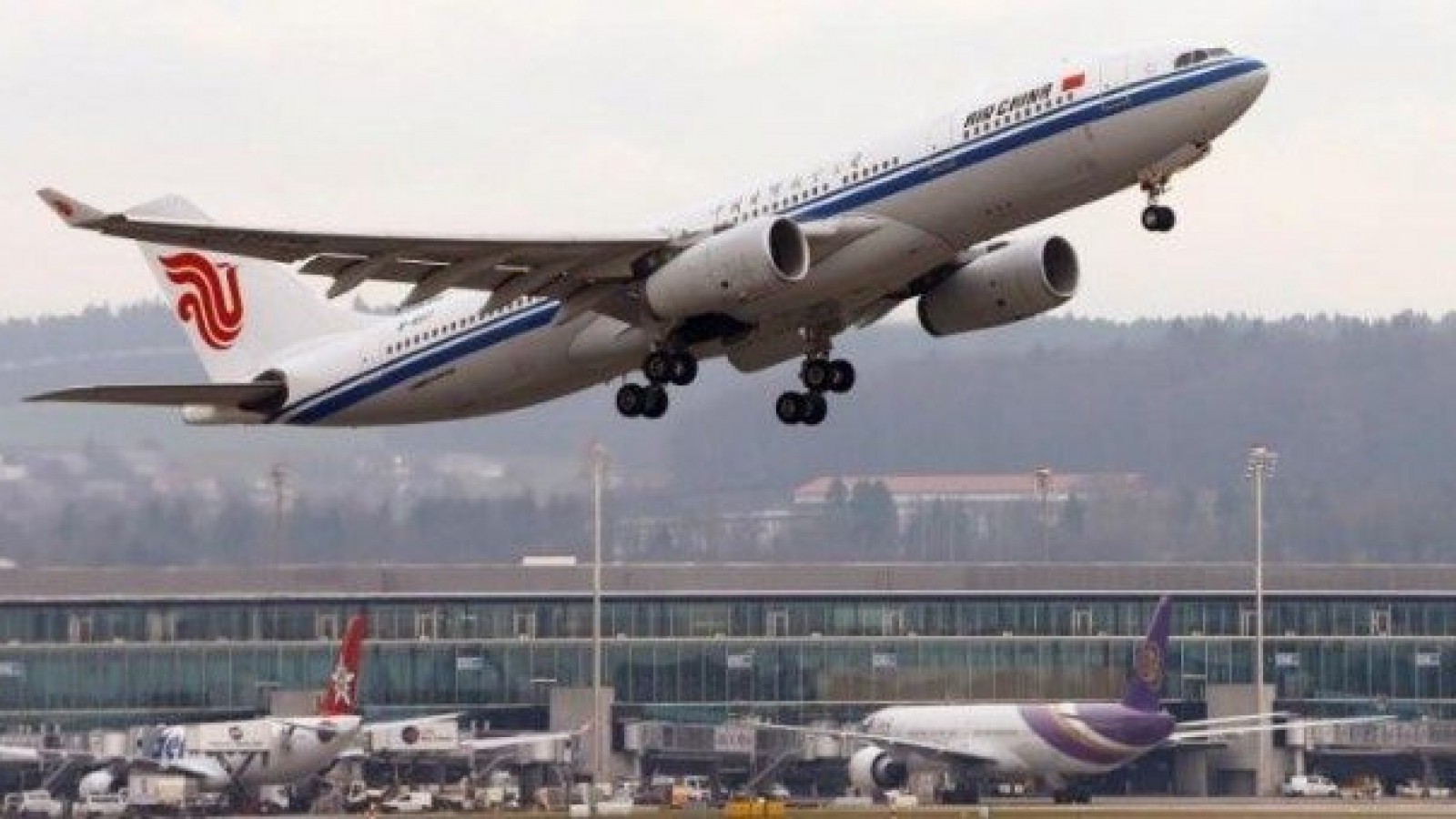 Un avión de China tuvo que regresar a París por una "amenaza terrorista"