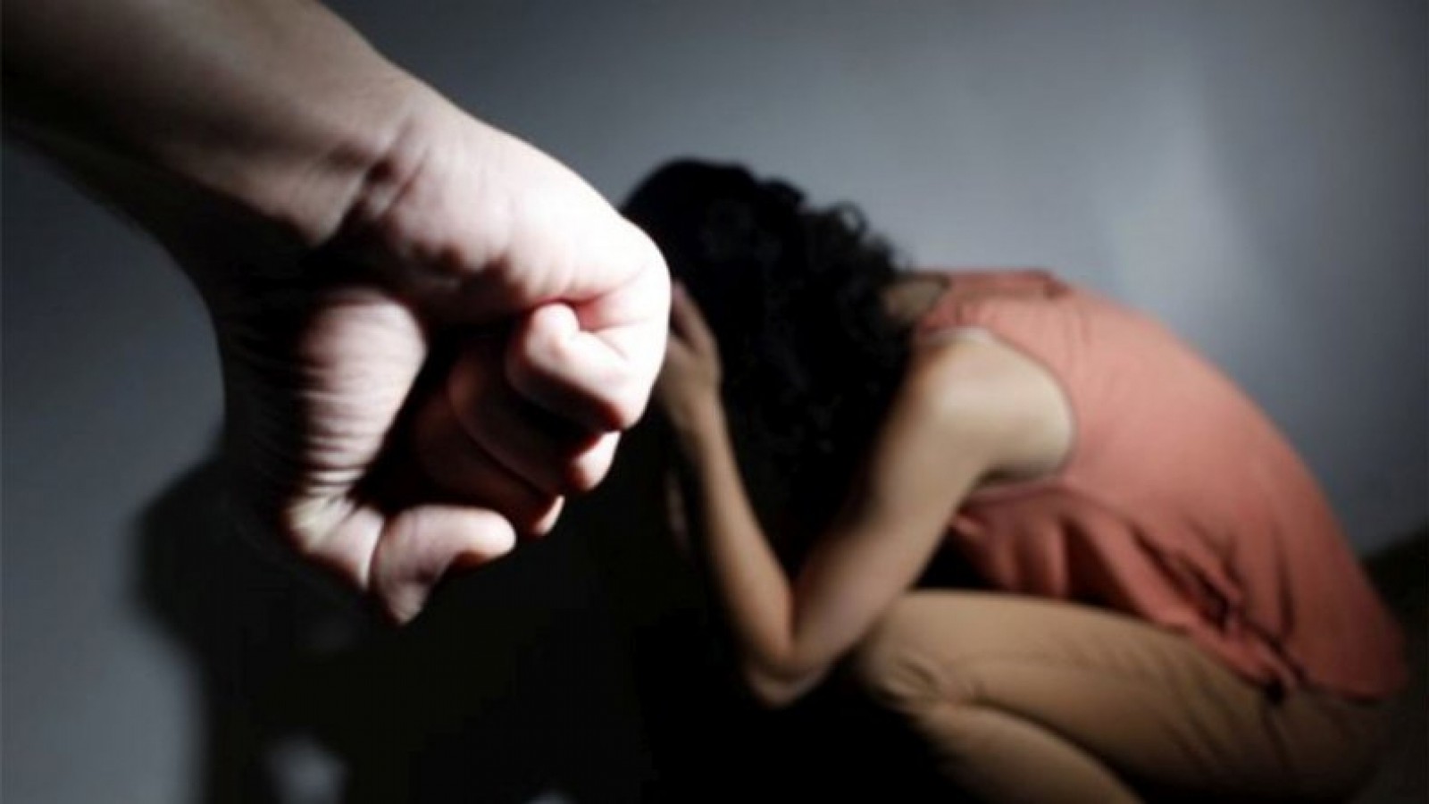 Golpeó a su mujer embarazada de cuatro meses