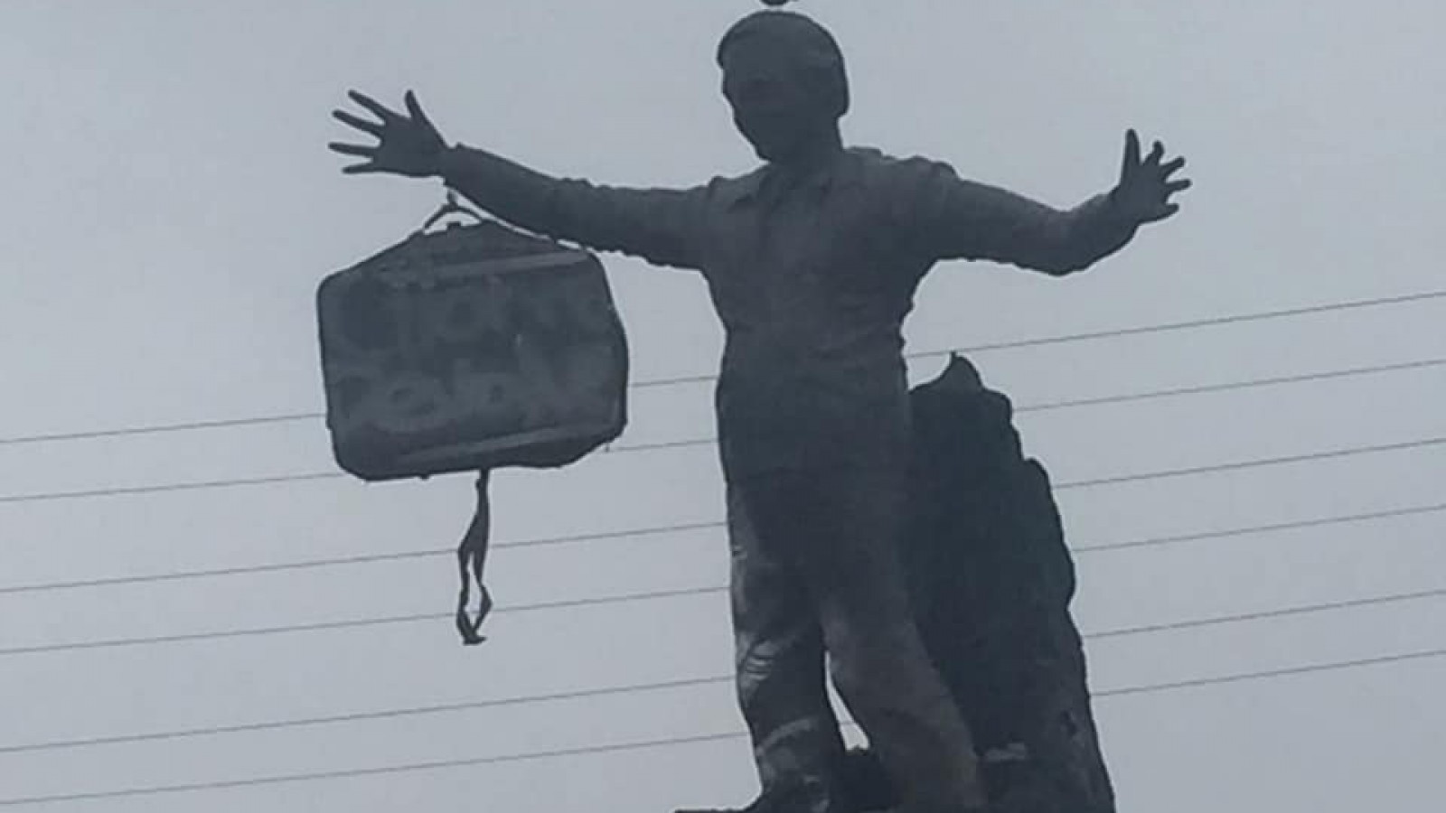 Río Turbio: el monumento al ex presidente Kirchner apareció con una valija y pintado