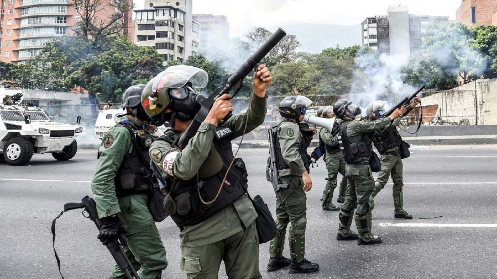 Represión en Caracas tras el alzamiento en un comando militar: barricadas y gases lacrimógenos