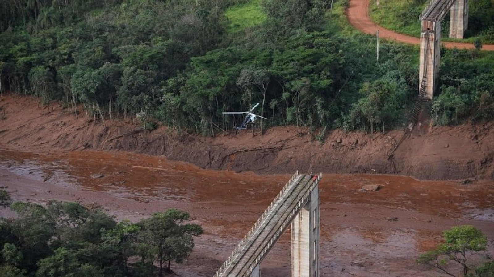 Minera brasileña dice que hay 400 desaparecidos por colapso de dique
