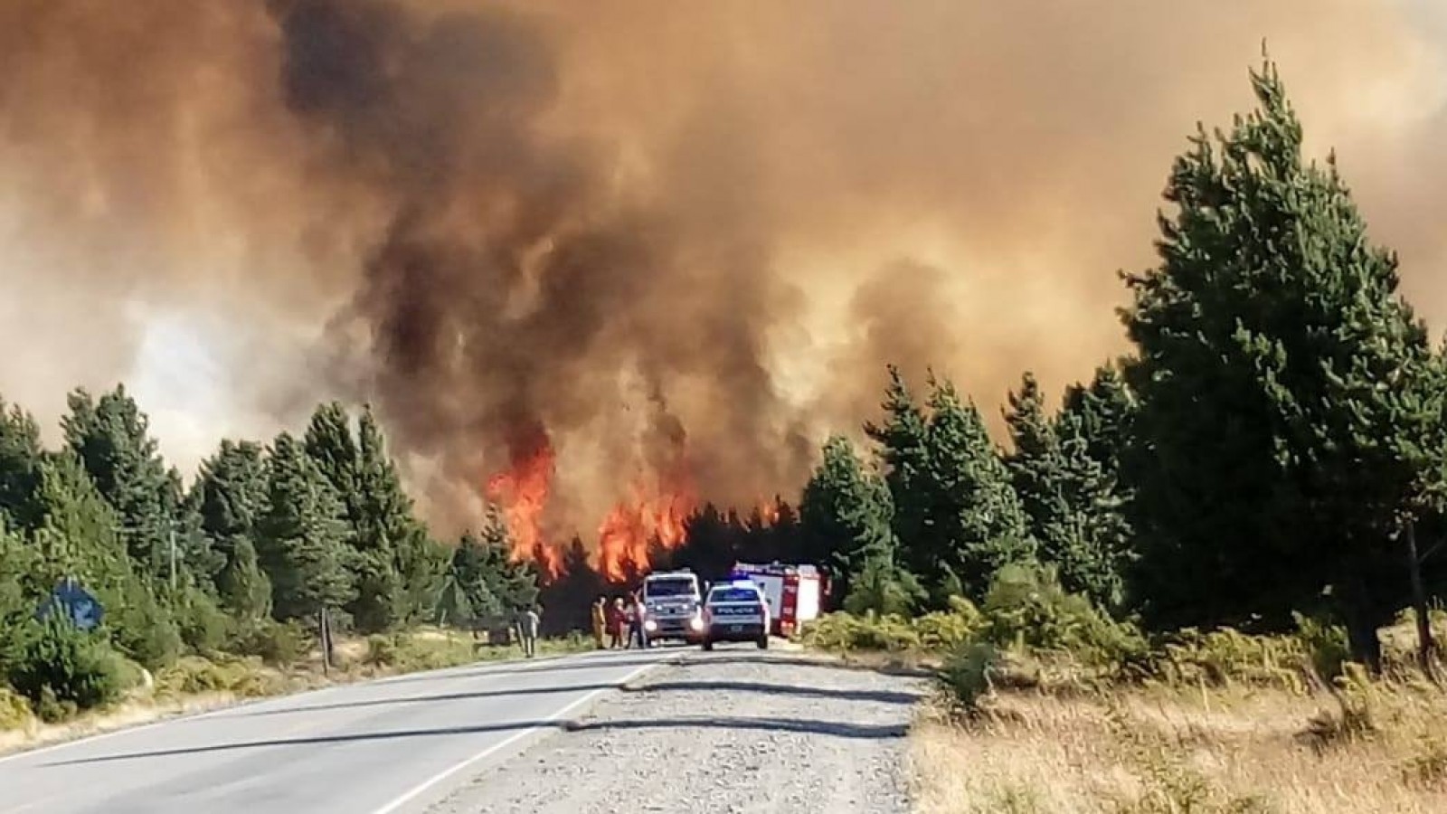 Cortan la Ruta 40 por incendio en Epuyén y evacuan vecinos del lugar