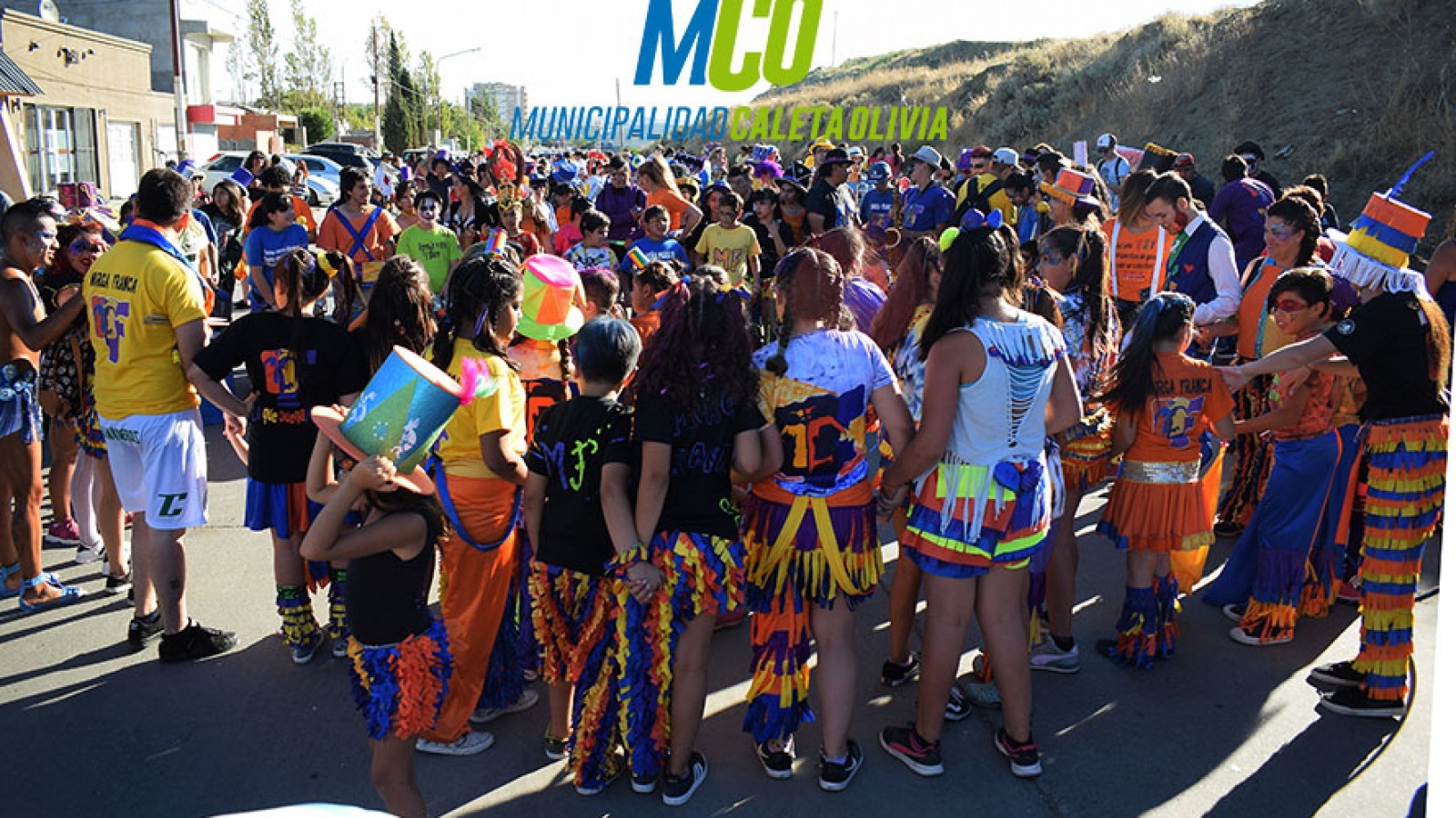 Caleta Olivia: la avenida Fagnano desbordó de vecinos, murga, música y alegría