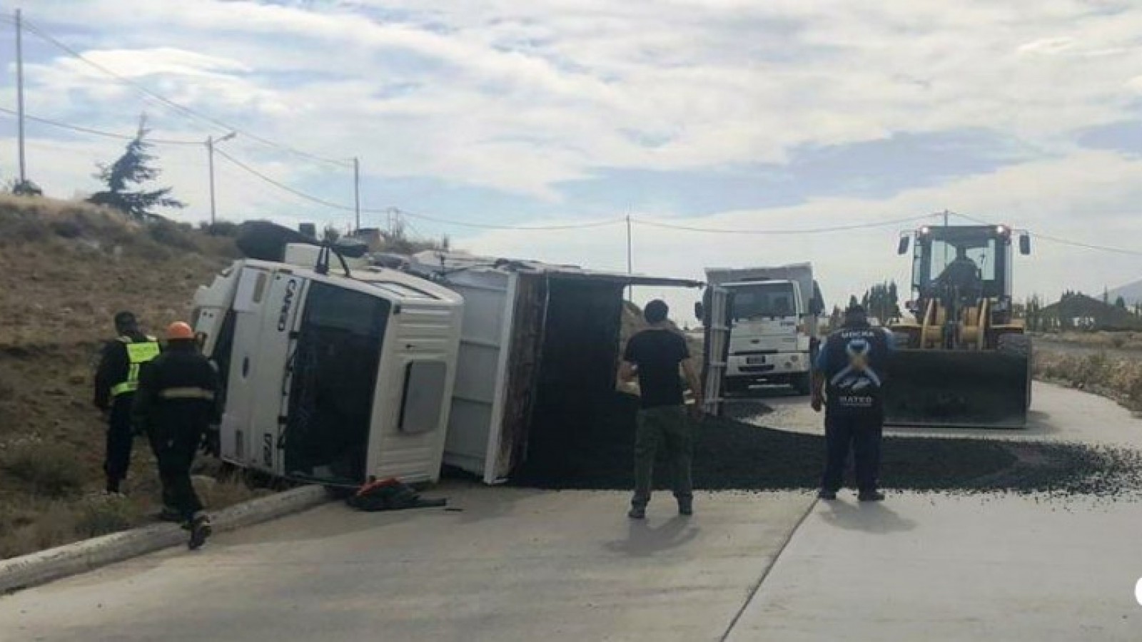 Volcó un camión con pavimento en El Calafate