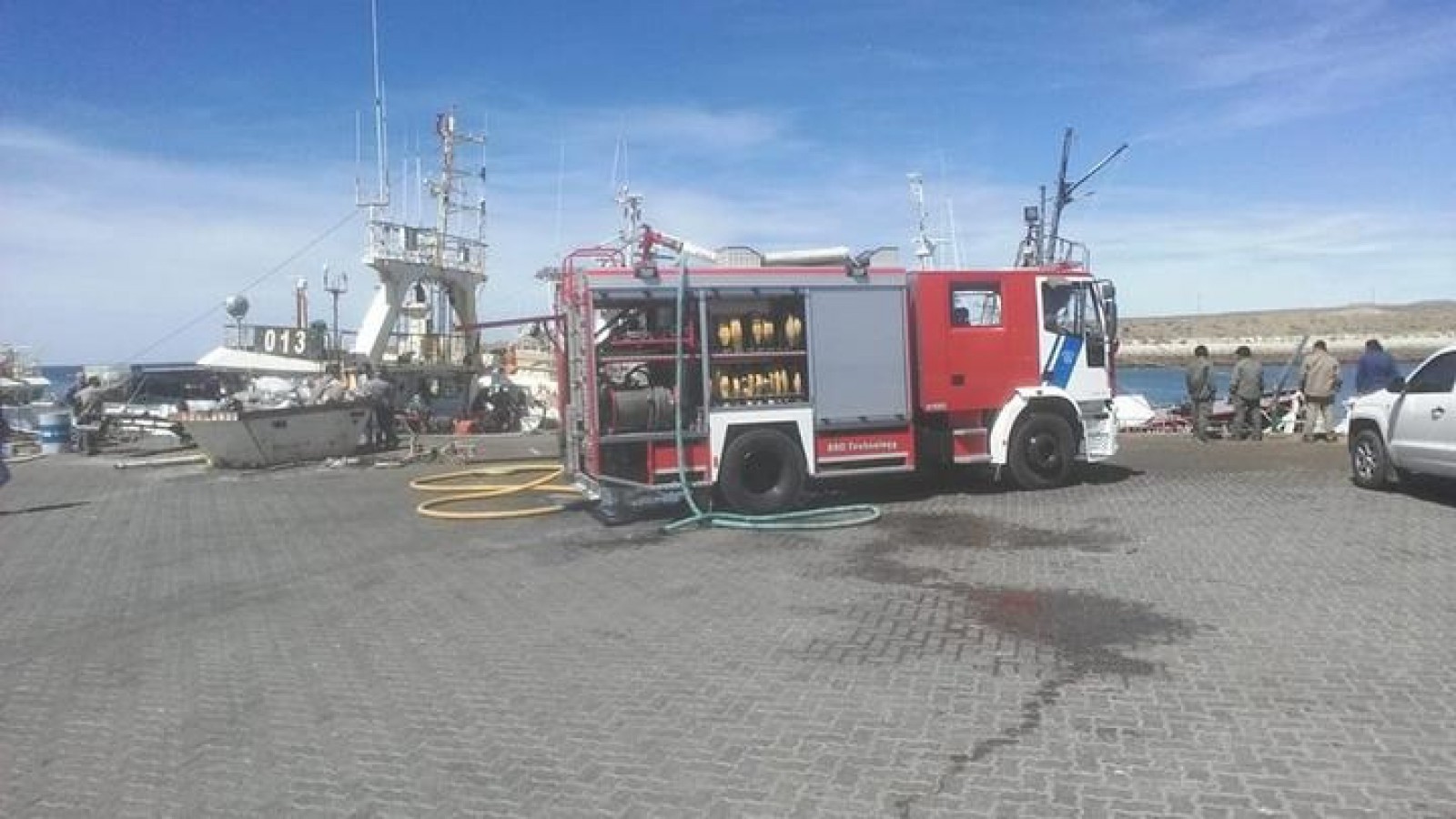 Combaten incendio en un Buque en el Puerto de Caleta Olivia