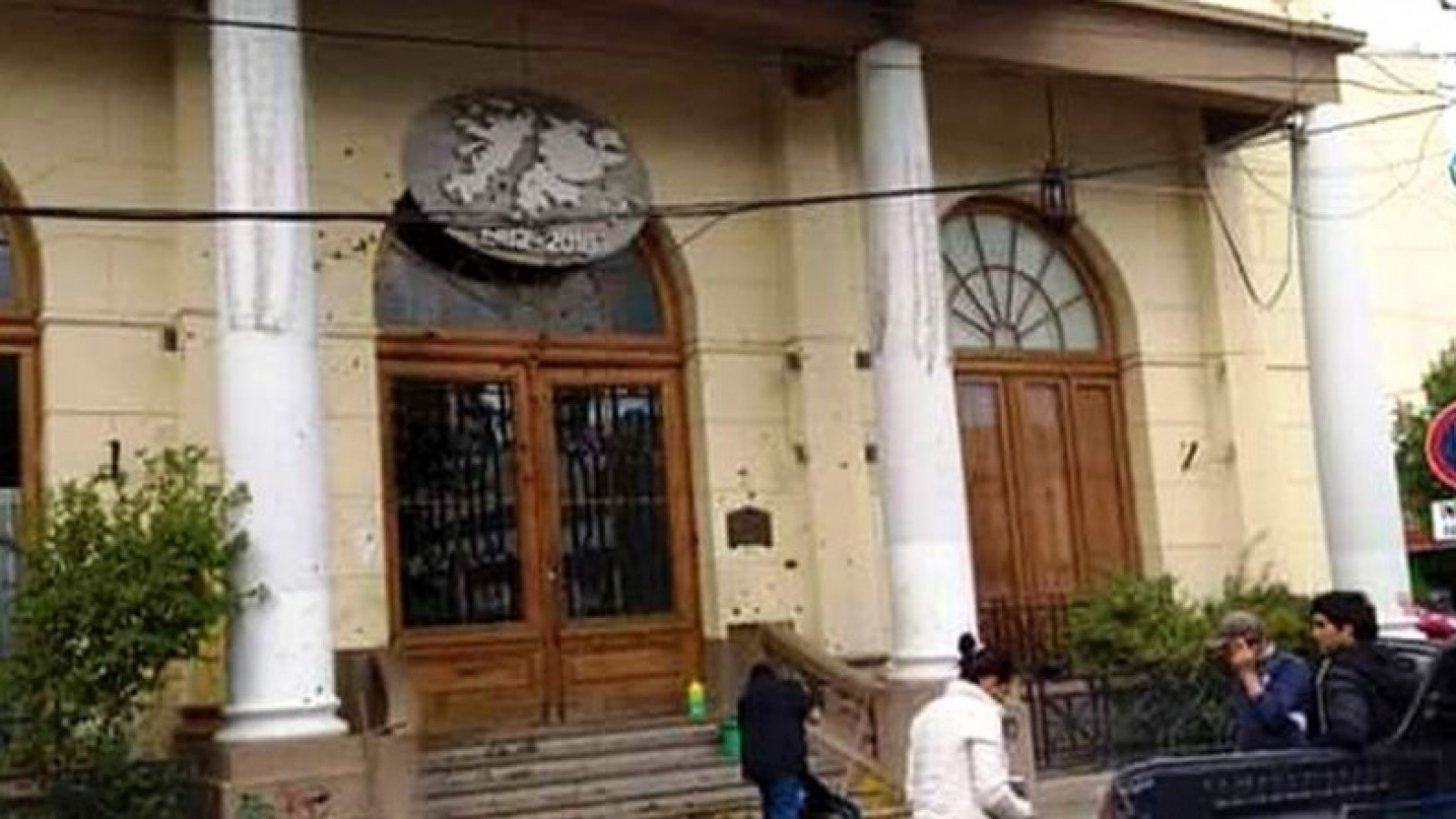 Inusual reclamo: un chacarero arrojó bosta de vaca al municipio de Trelew