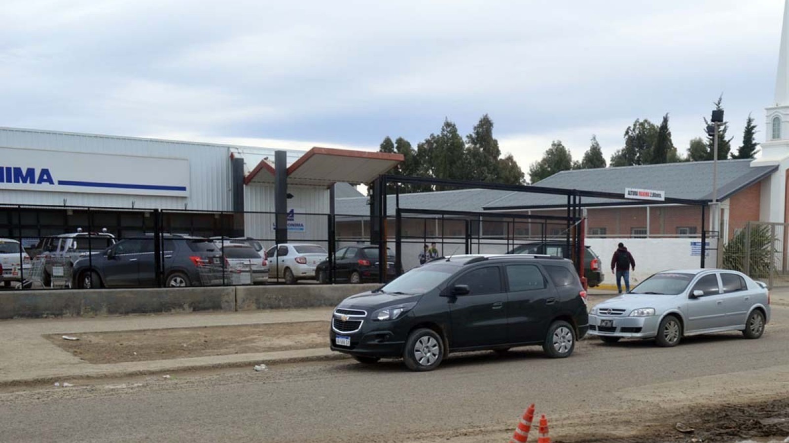 Disparan a un policía con su arma y la bala se desvió en una reja