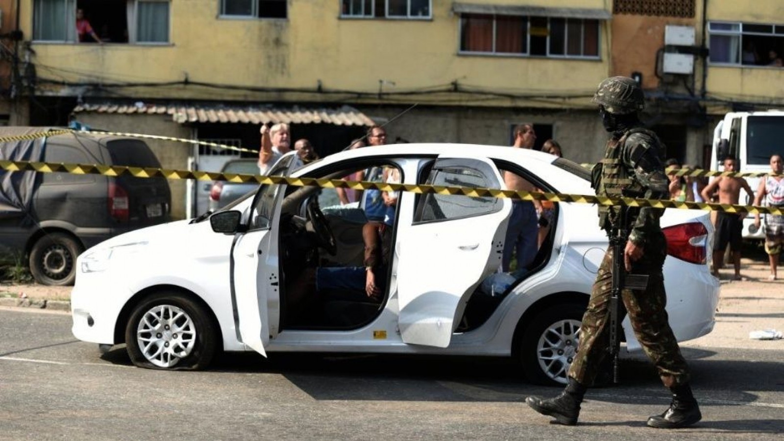 Militares brasileños acribillaron por error a un hombre que viajaba en auto con su familia
