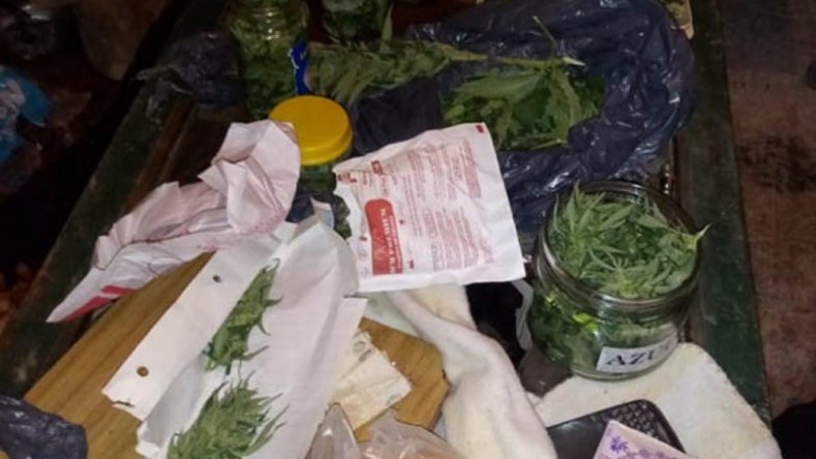 Sorprendió a su hijo y amigos con droga y los entregó a la policía