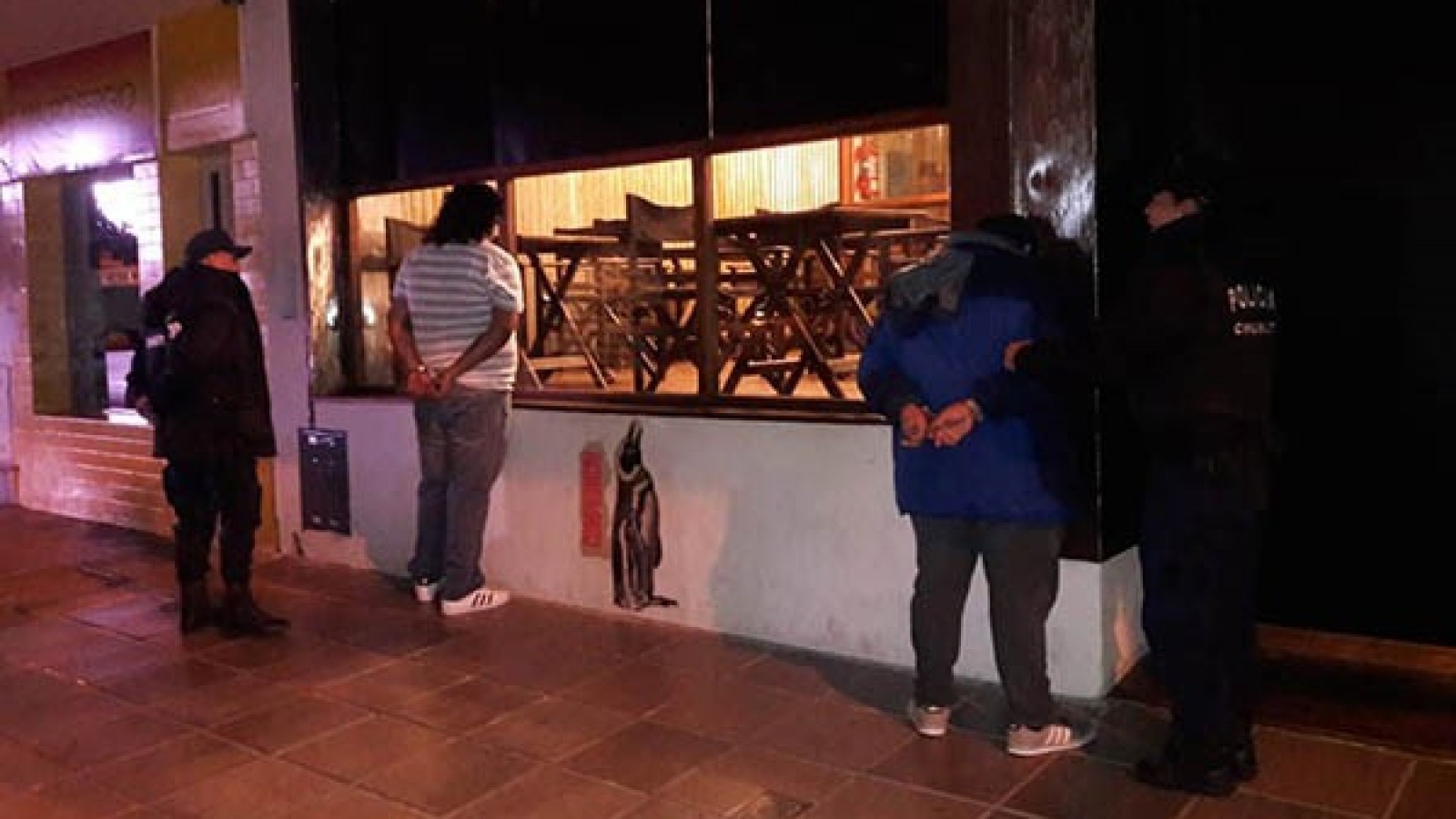 Gatillaron en la cabeza a joven en la puerta de un pub pero no salió la bala