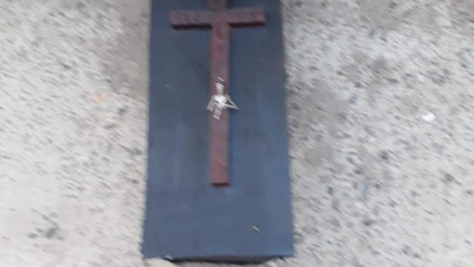 Pusieron un ataúd afuera de la casa de la concejal Yapura en Las Heras