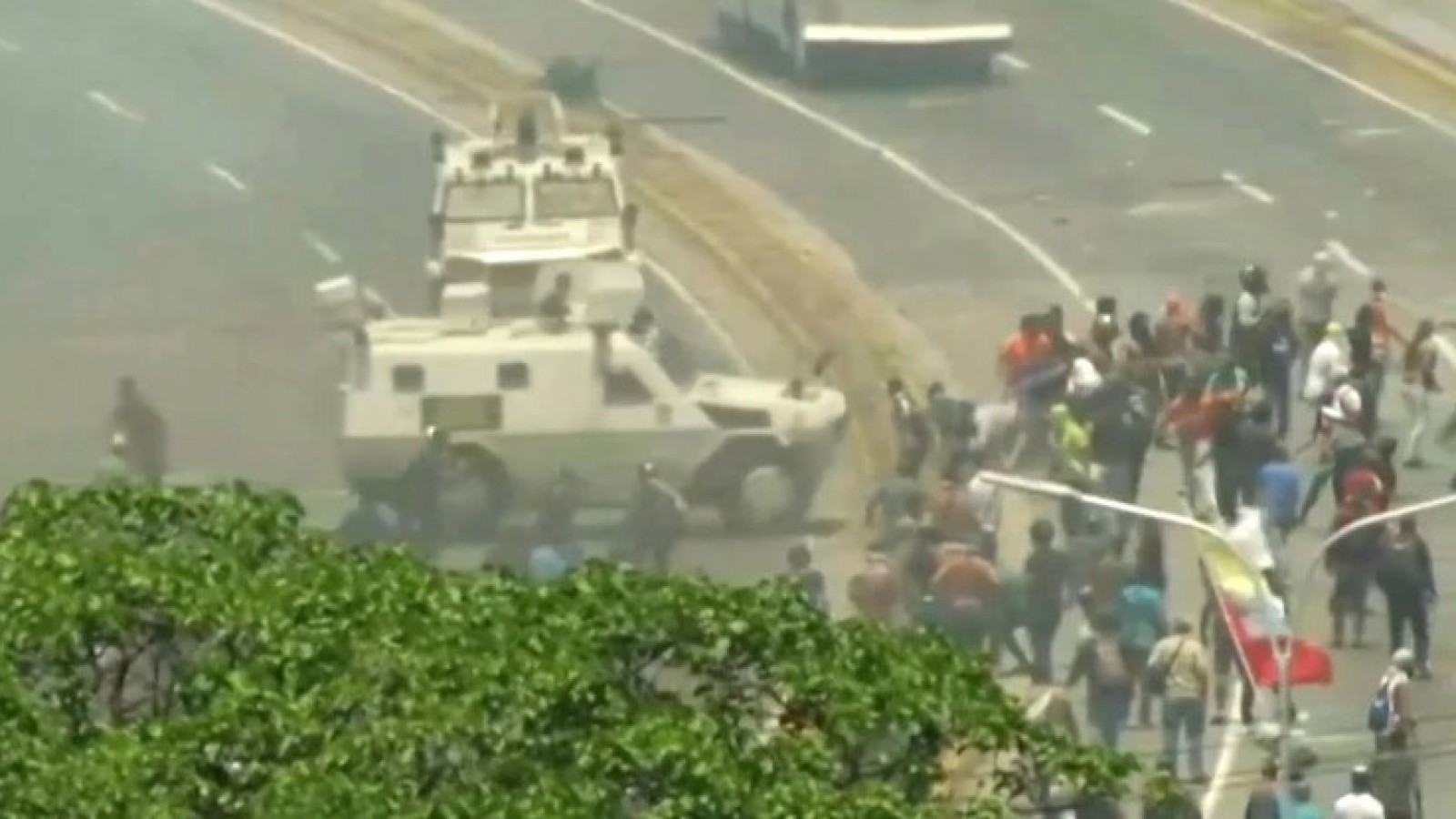 Represión chavista: el momento en que militares arrollan a civiles