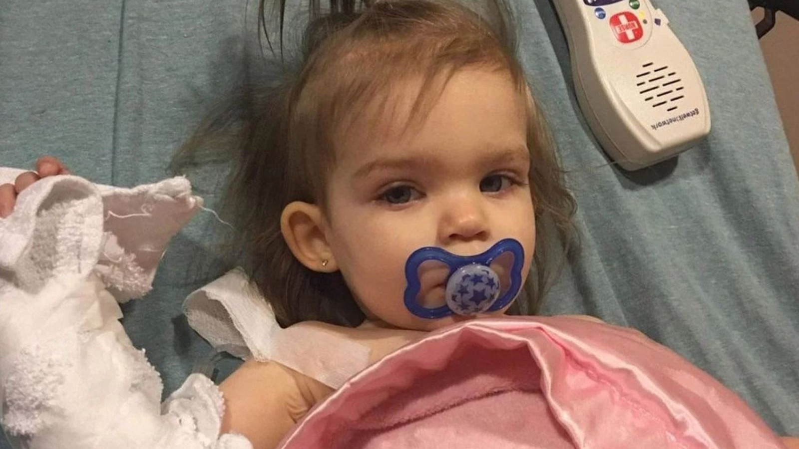 Una mujer se negó a ayudar a una nena con cáncer porque es hija de una pareja de lesbianas