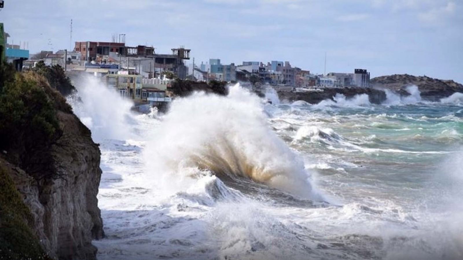 La sudestada destrozó paradores en Las Grutas