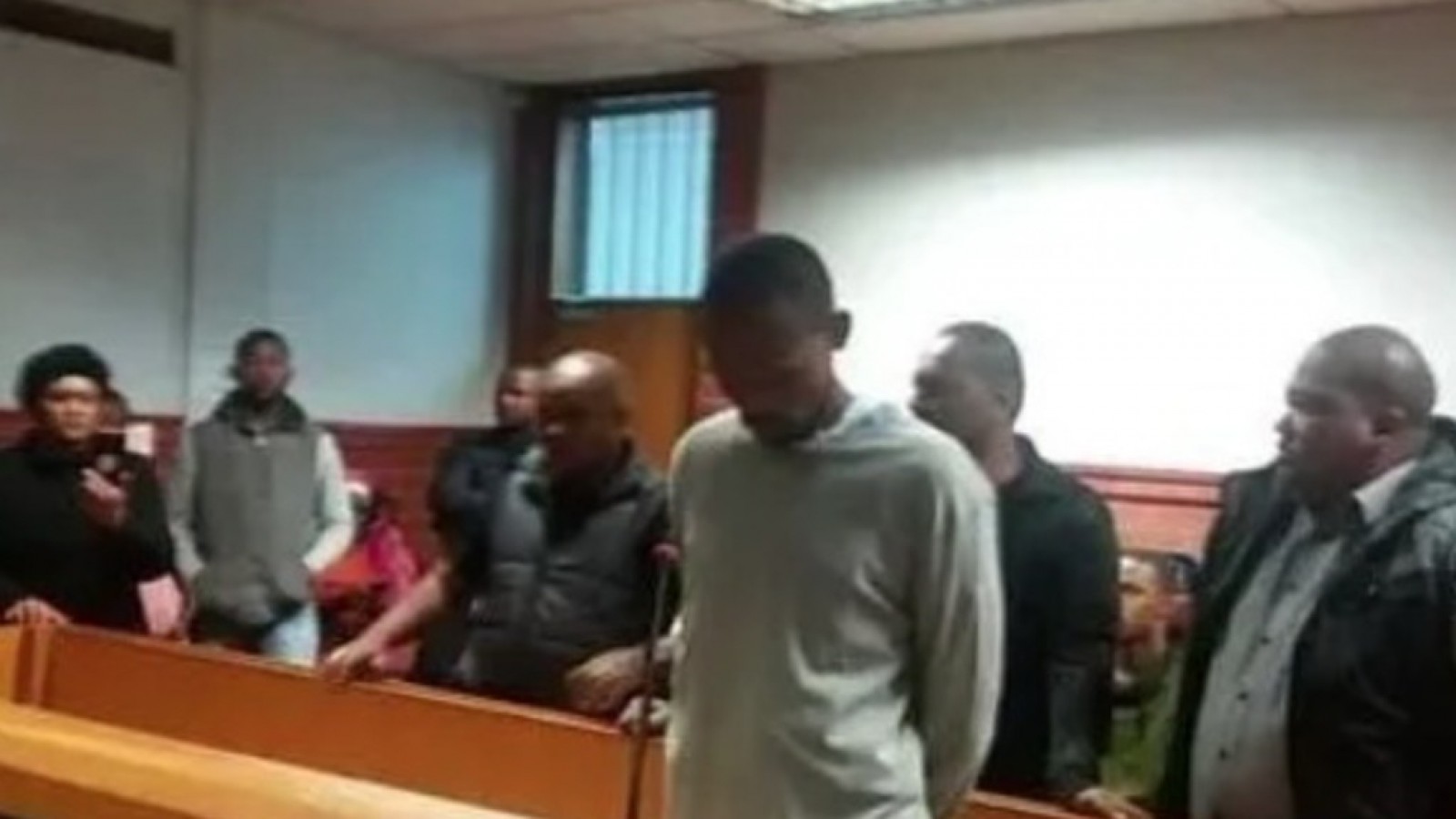 Un hombre ahorcó a sus cuatro hijos con el uniforme del colegio