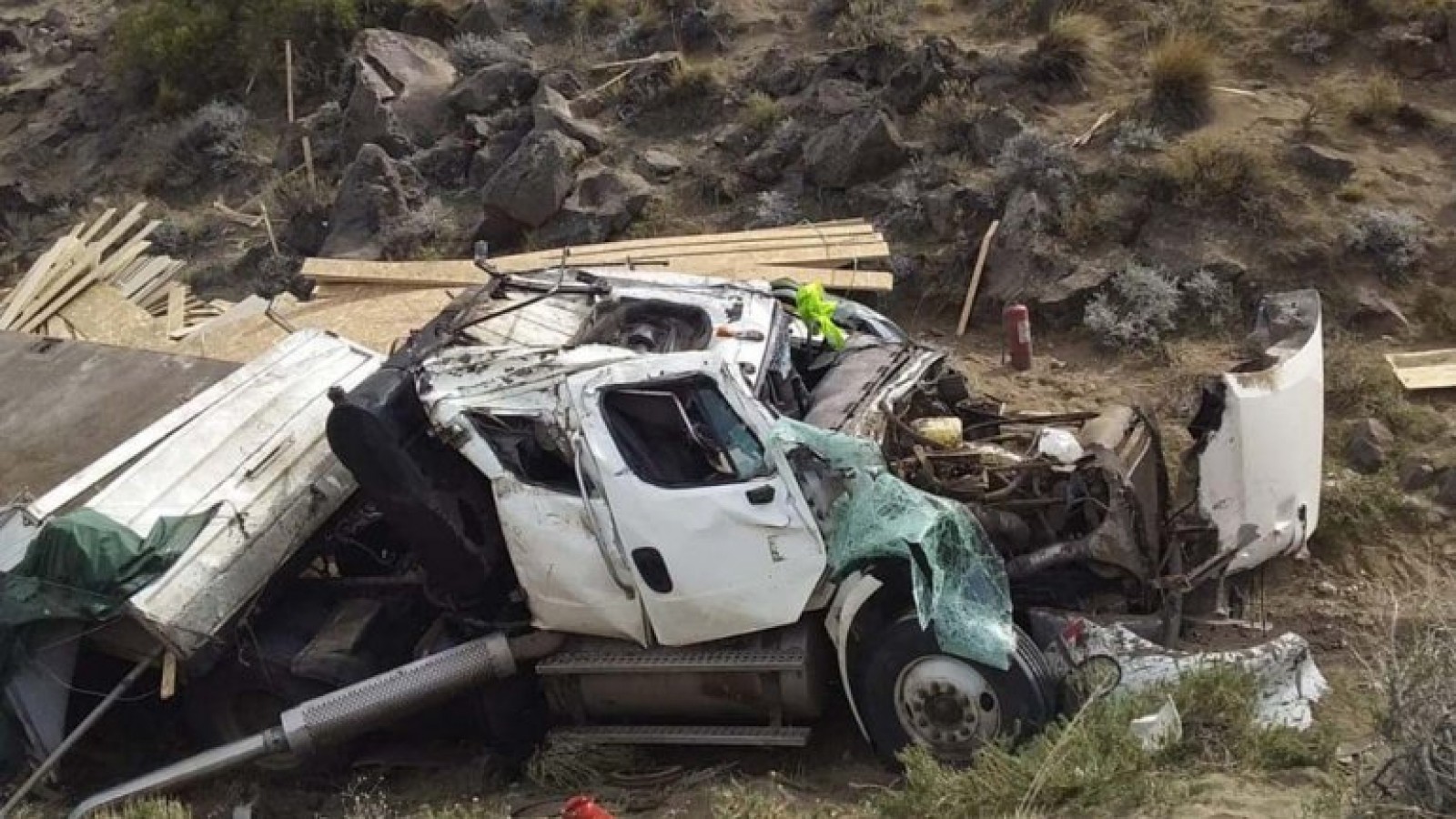 Perdió el control de su camión y terminó volcando en la Ruta 40