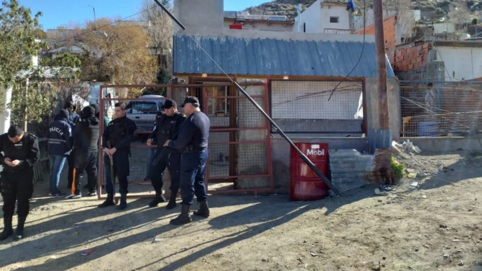 Comodoro: se resistieron a un allanamiento en el Pietrobelli y agredieron a un policía