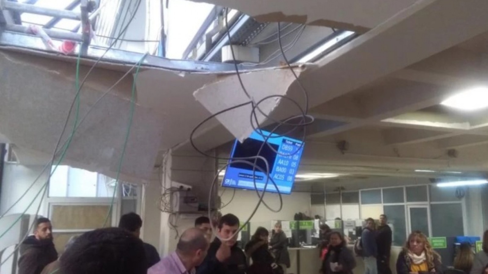Comodoro Rivadavia: se cayó parte del techo en el edificio de la Municipalidad y hay heridos