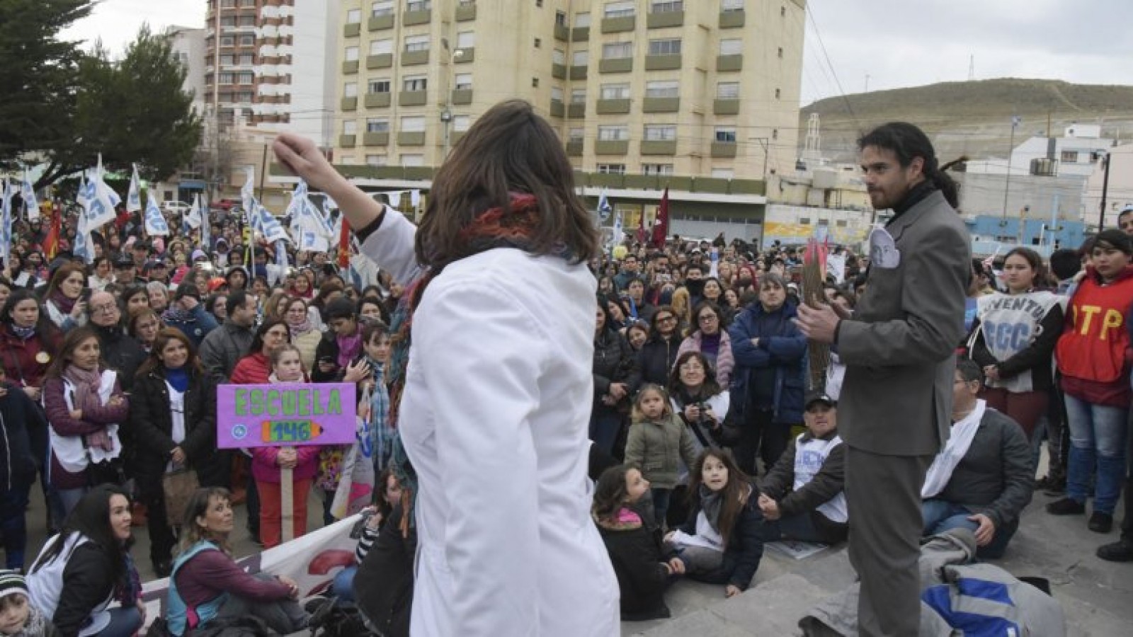 "Escuelazo": el Día del Maestro se conmemoró con protestas e intervenciones artísticas en Chubut