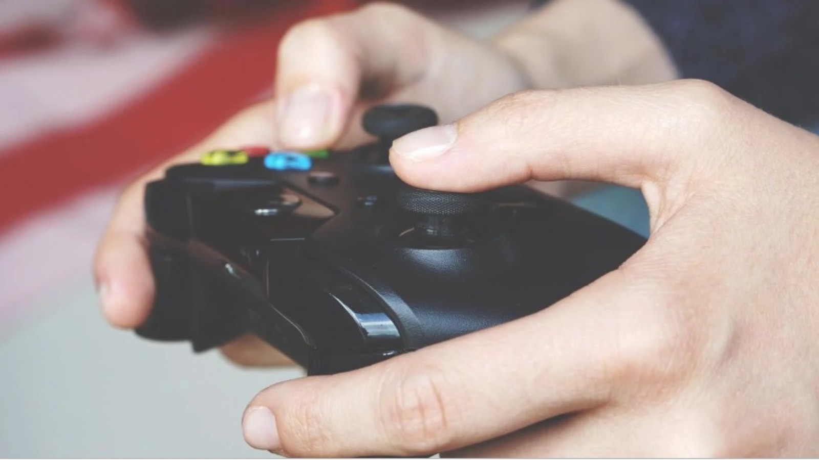 Le agarró la tarjeta de crédito a la mamá y se gastó una fortuna en videojuegos