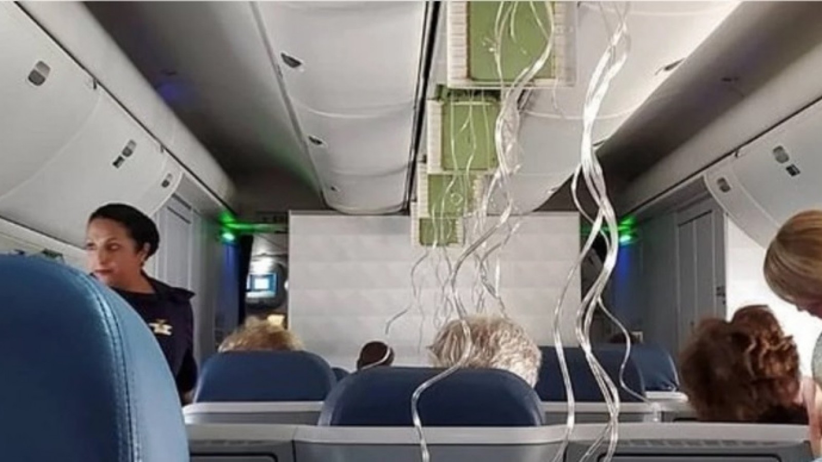 Pánico: un avión descendió 8 mil metros en 7 minutos y los pasajeron se despidieron de sus seres queridos