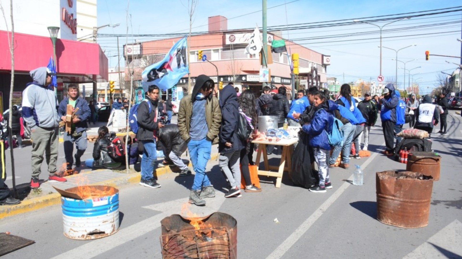 Chubut: movimientos sociales cortaron calles y realizaron olla popular