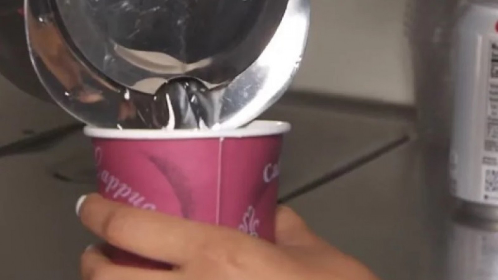 La recomendación de una azafata: “Nunca hay que pedir café o té en un avión”