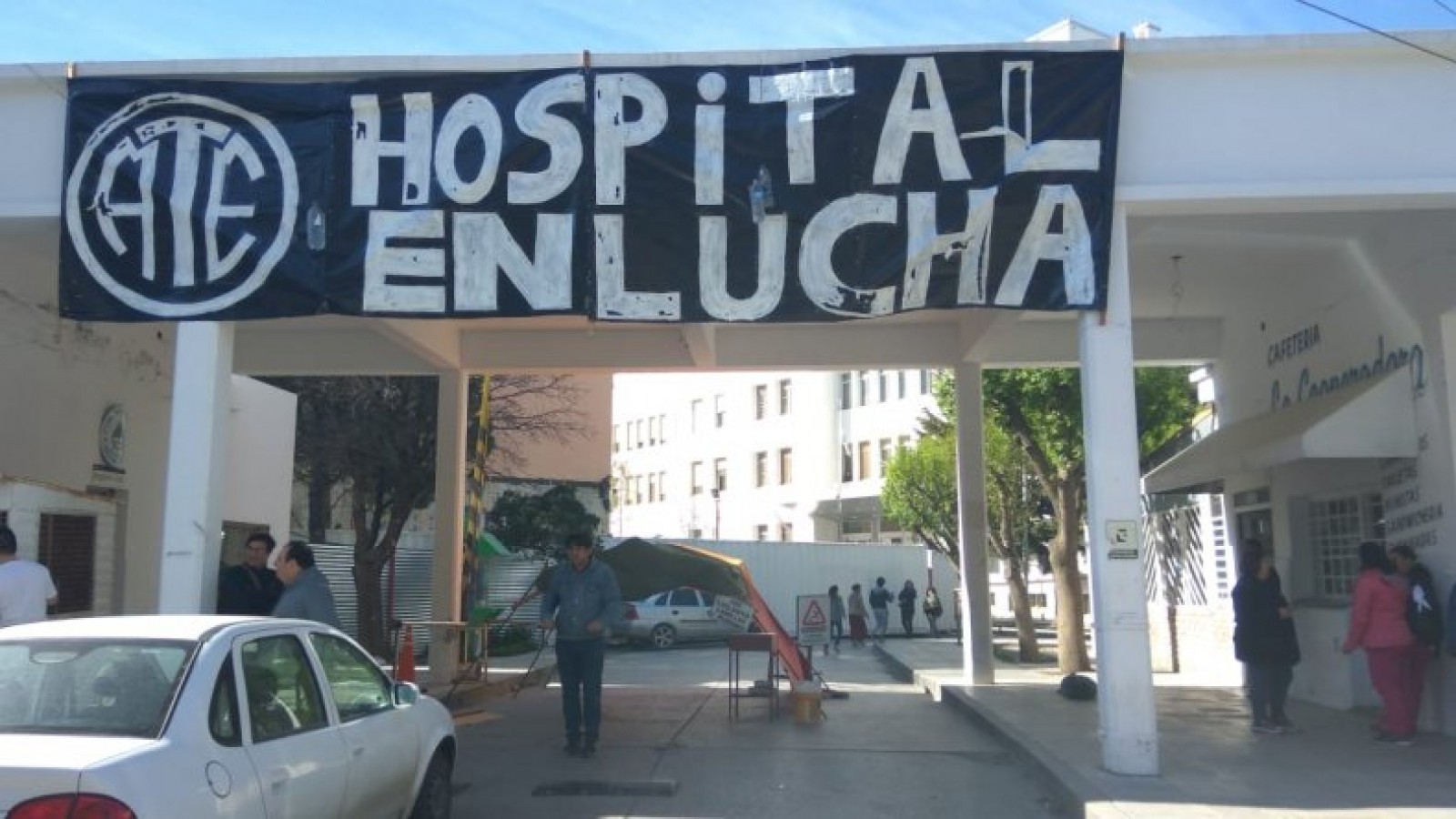 Instalaron la "Carpa de la Dignidad" en el ingreso al Hospital Regional de Comodoro