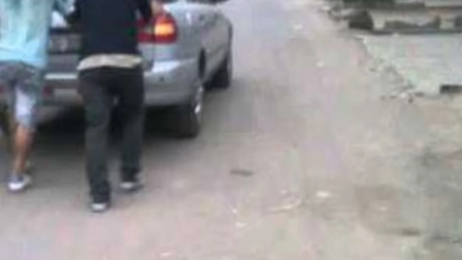 Lo ayudó a empujar el auto y le terminó robando el celular