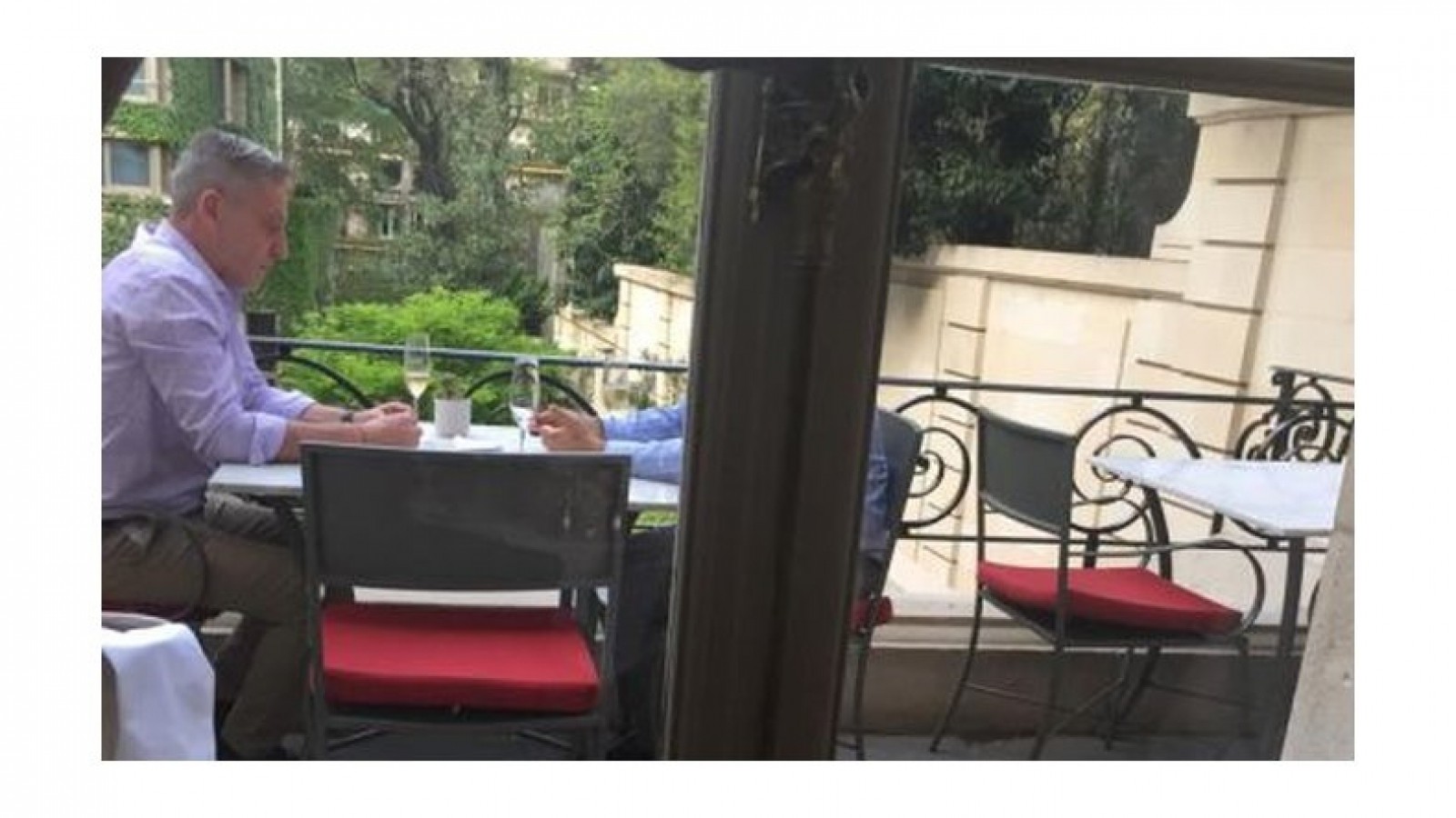 Chubut: ajeno a todo, Arcioni toma champán francés en el Palacio Duhau