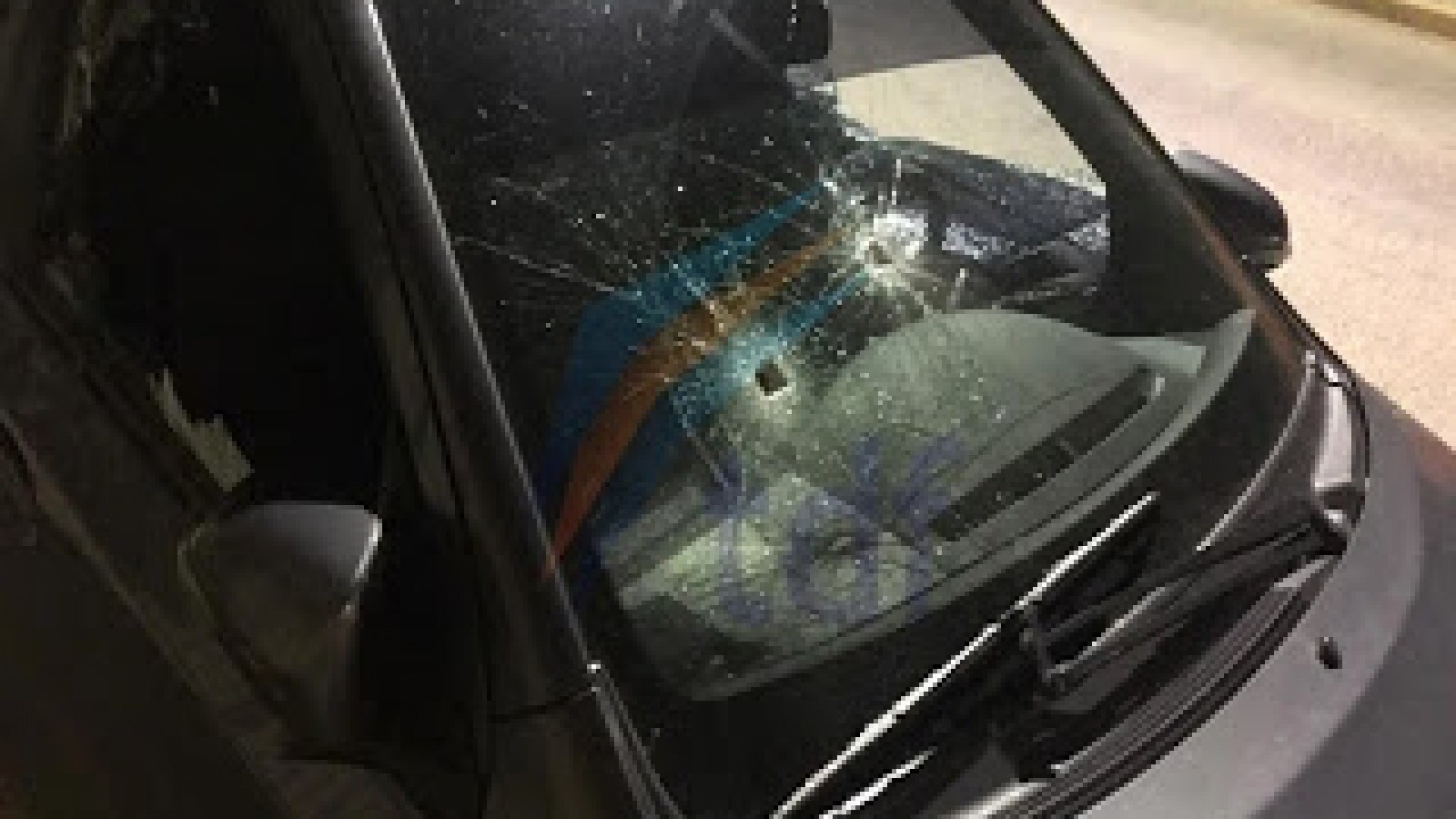 Mujer rompio el auto de la ex de su novio