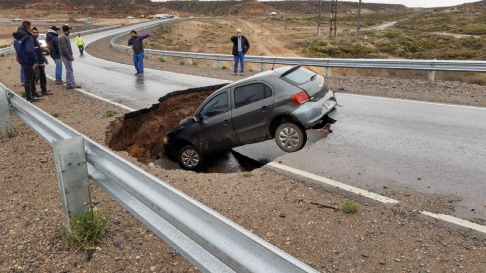 Se hundió una ruta en Neuquén y se "tragó" a un vehículo