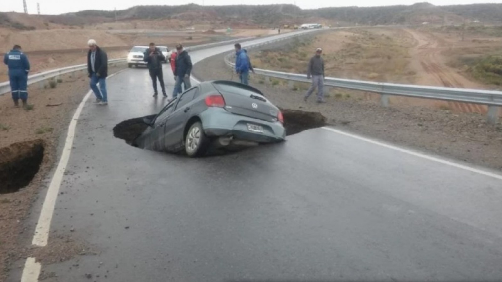 Neuquén: cedió el asfalto en el acceso a la Autovía y se "tragó" un auto