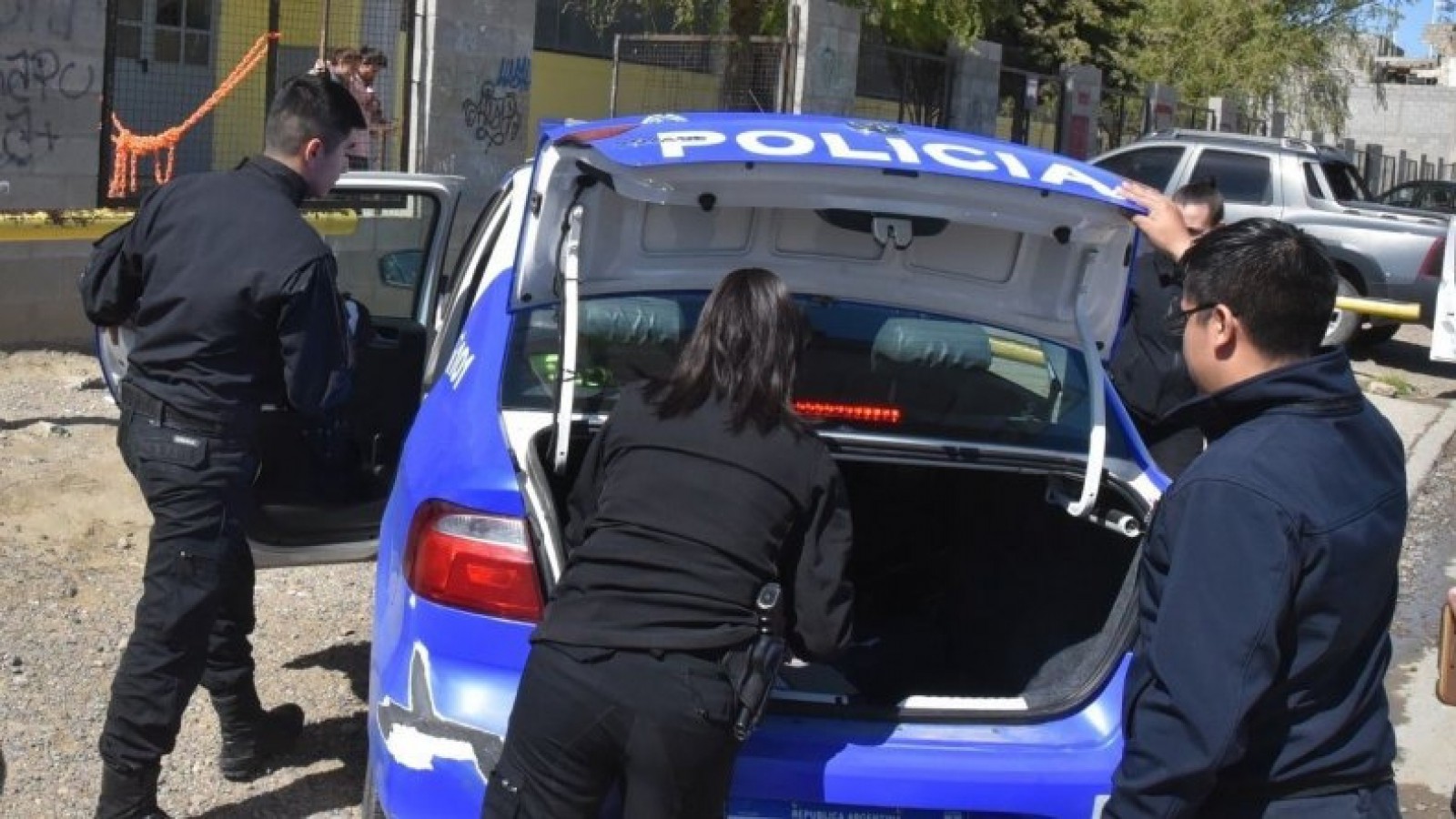 Todavía se desconoce la procedencia de la 9 mm que fue incautada en una escuela de Caleta