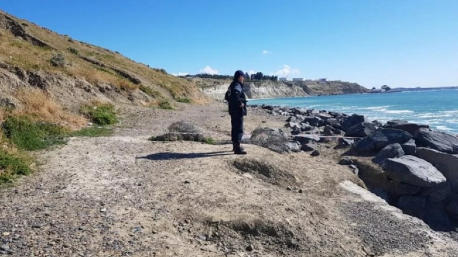 Caminaba por la costanera de Comodoro Rivadavia y encontró un cráneo y varios huesos