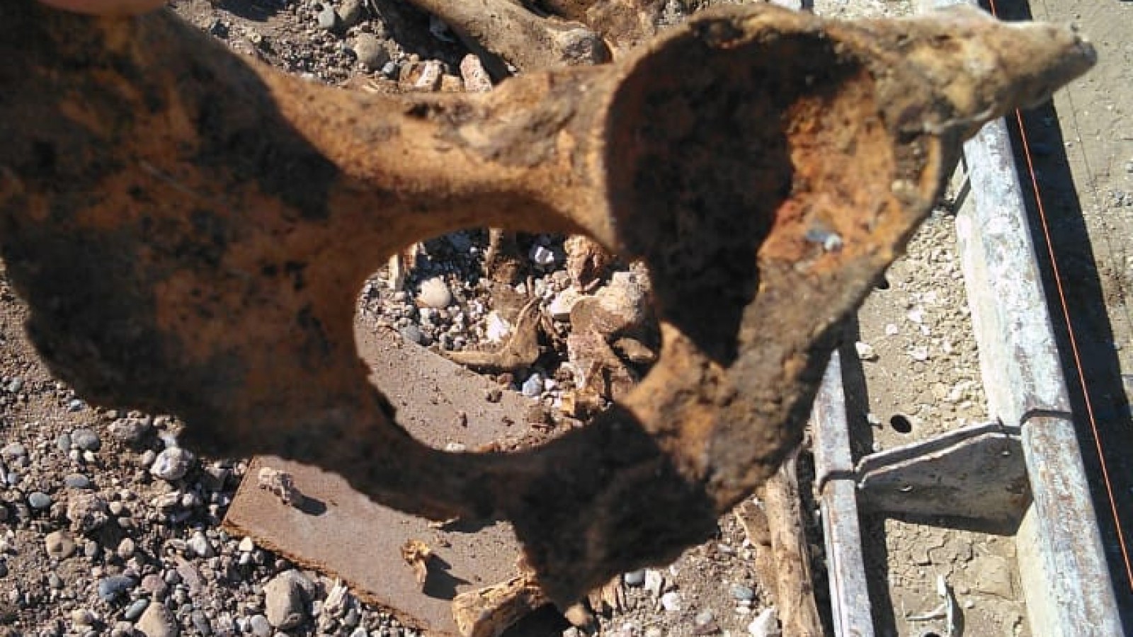 Puerto Deseado: Municipales encuentran restos humanos realizando movimiento de suelos