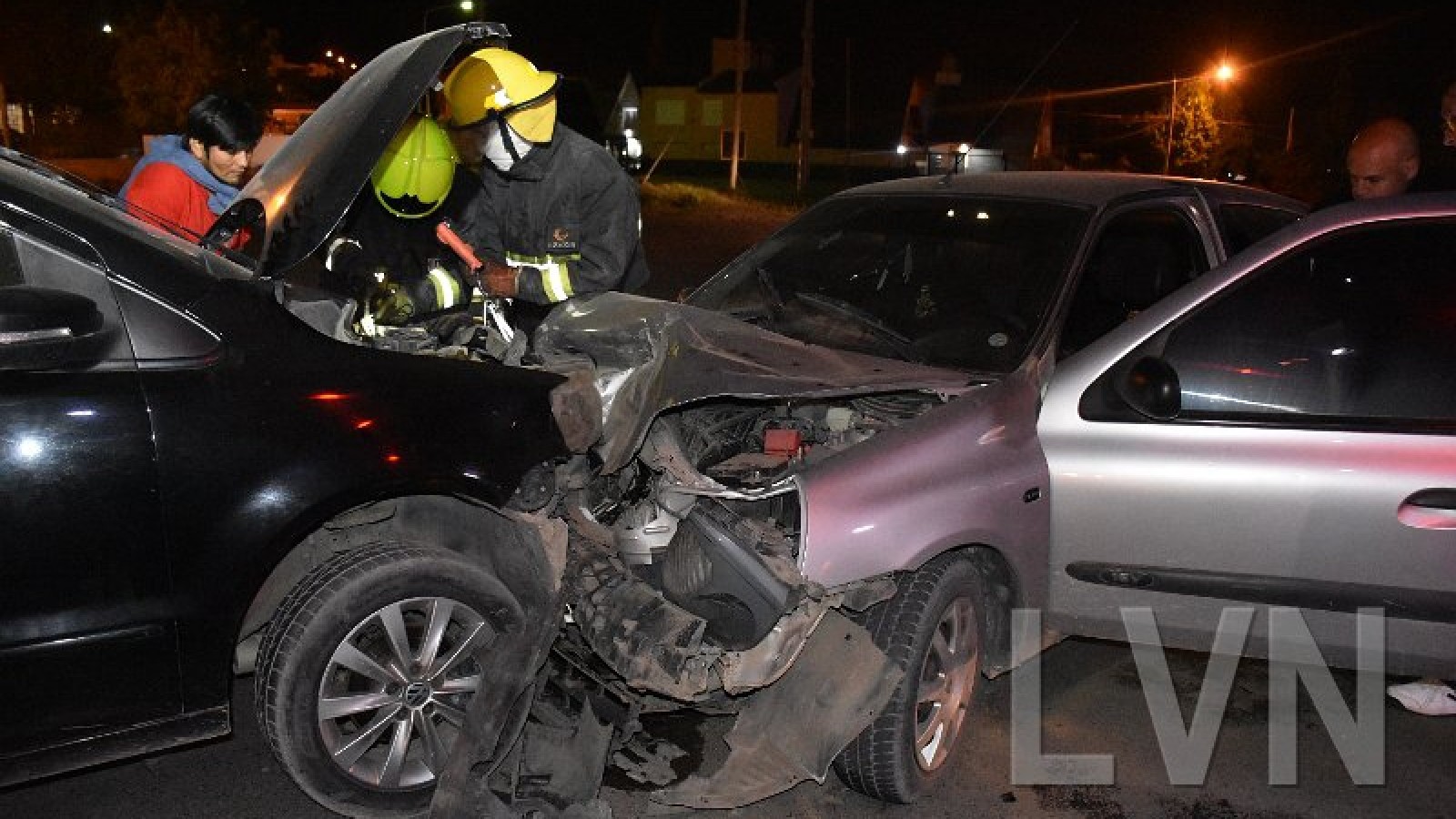 Un terrible choque frontal entre dos autos dejó dos heridos en Caleta