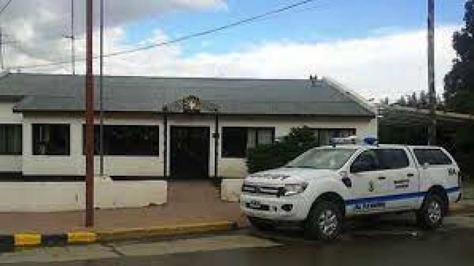 Un hombre en estado de ebriedad atacó a policías con un machete