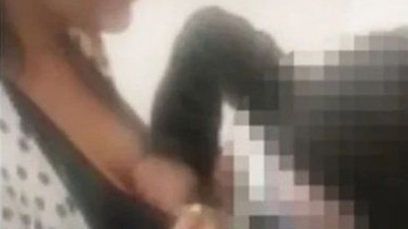 La portera de una escuela se filmó mientras abusaba de un menor
