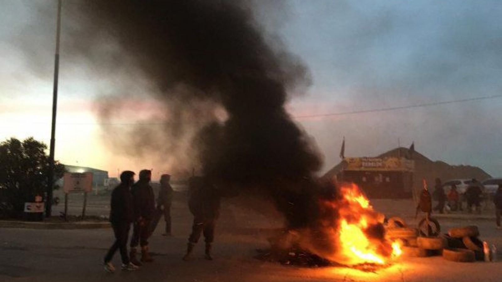 Estibadores bloquean el ingreso al Puerto de Comodoro Rivadavia