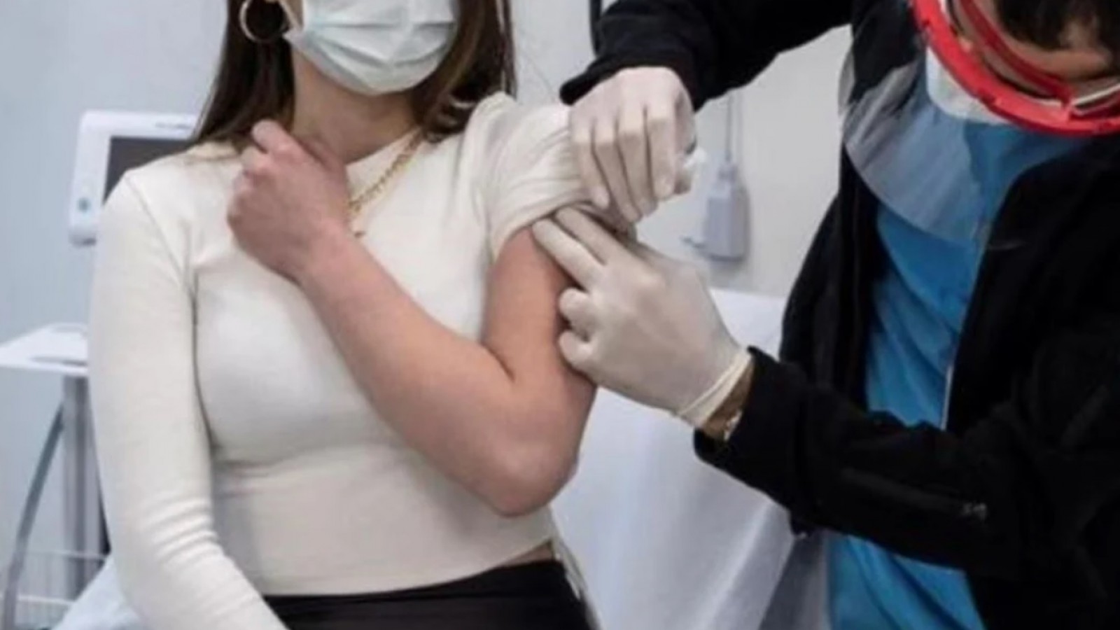 Mujeres aseguran tener senos más grandes tras la dosis de Pfizer contra el Covid