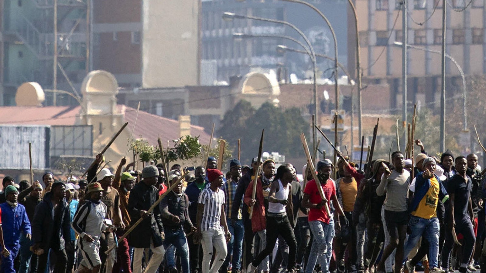 Al menos seis muertos en violentas protestas en Sudáfrica