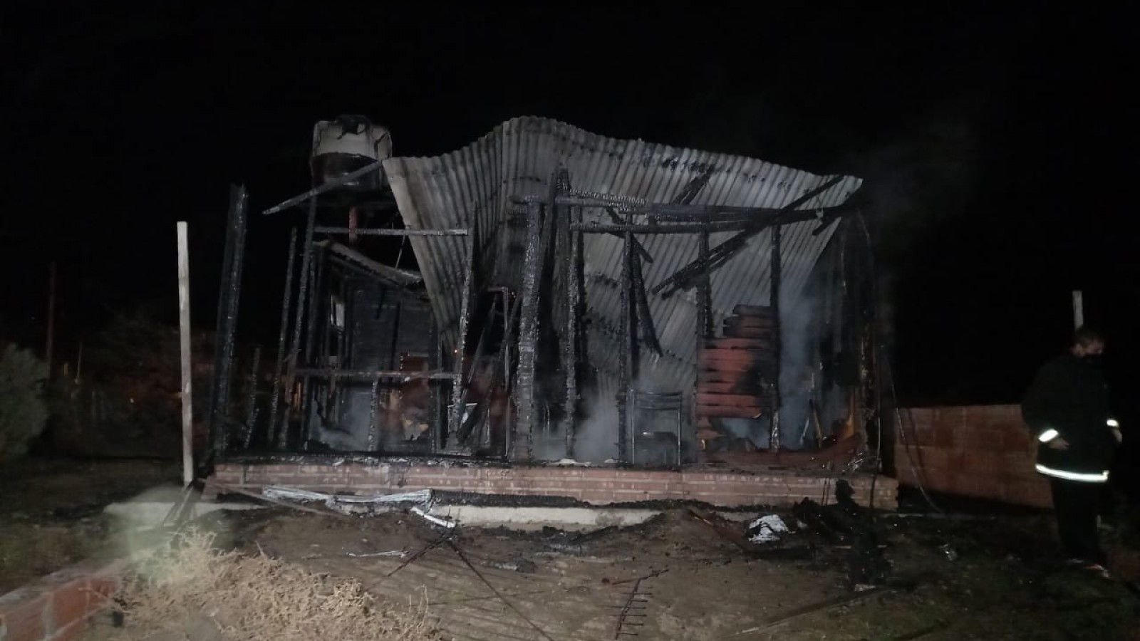 El fuego consumió su vivienda en zona de chacras: "No me quedó nada"
