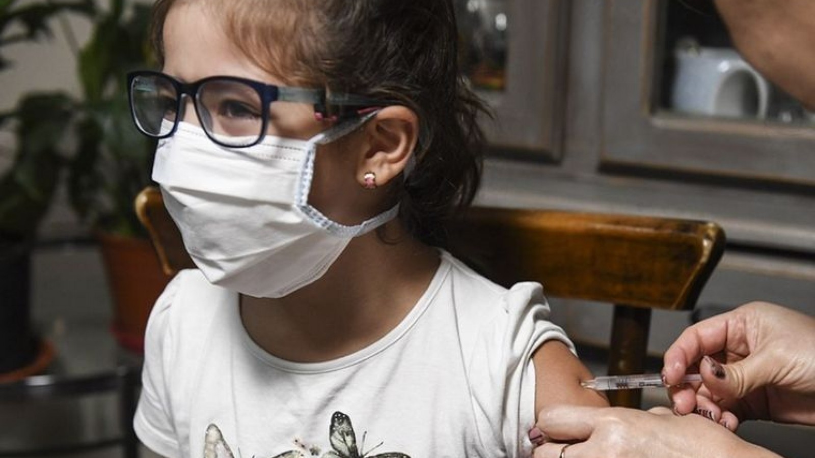 Adelantan que la vacuna Moderna se aplicará en niños y adolescentes