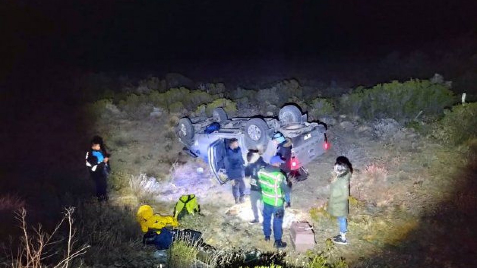 Impactante vuelco de una familia al oeste de Comodoro Rivadavia